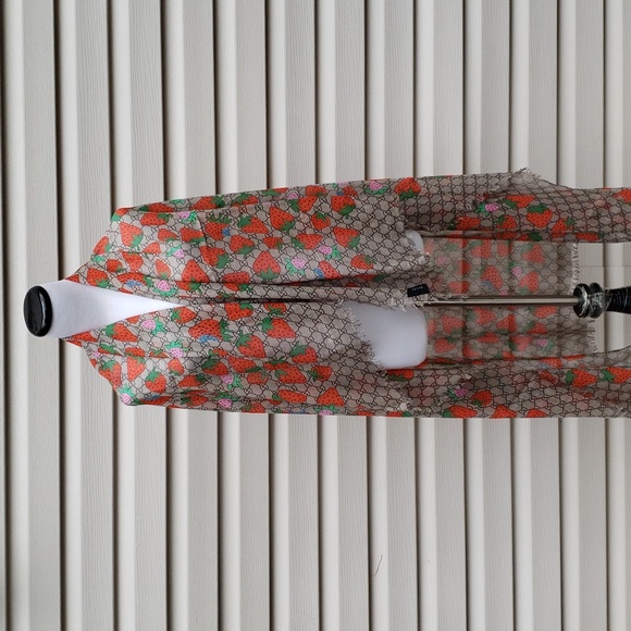 GUCCI LARGE LIGHTWEIGHT MONOGRAM GG STRAWBERRY SCARF SHAWL - Picture 2 of 10